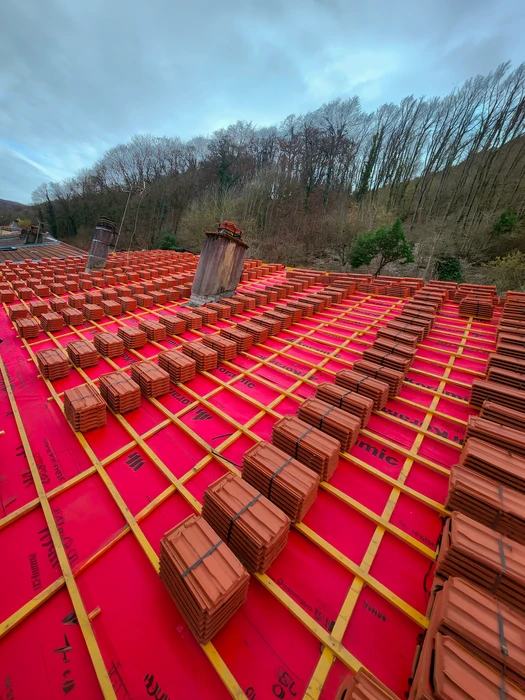 Chantier de toiture en cours, vue extérieure en plongée