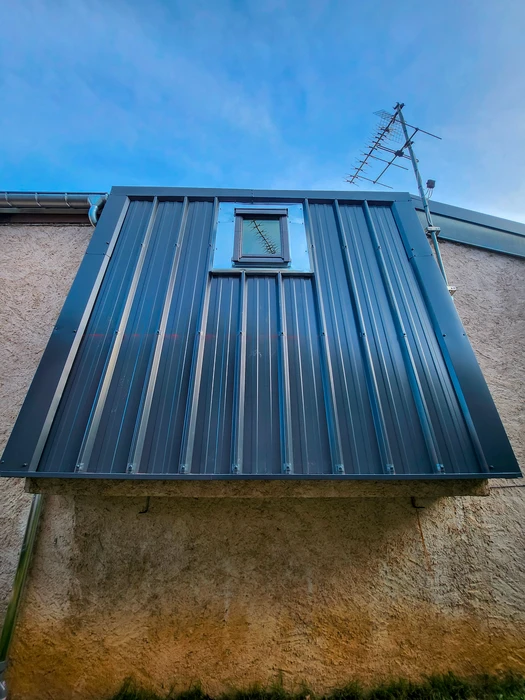 Toiture plate en bardage métallique vertical, coloris anthracite, avec velux central intégré