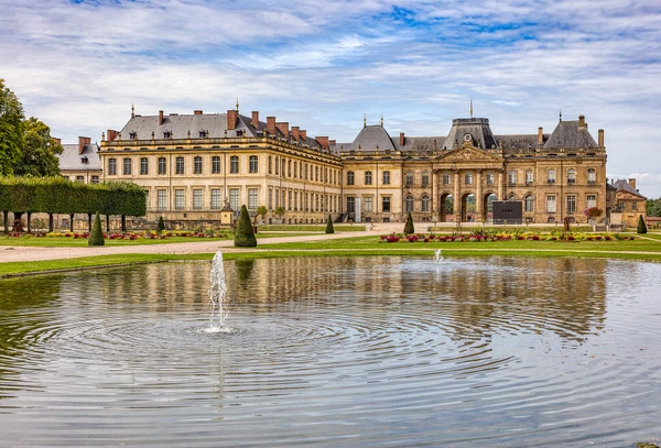 Photographie r&eacute;aliste montrant une maison r&eacute;sidentielle typique de la r&eacute;gion Meurthe-et-Moselle avec sa toiture en tuiles ou ardoises intacte et bien entretenue. La fa&ccedil;ade et la toiture doivent &ecirc;tre clairement visibles sous un bon &eacute;clairage naturel. L'image doit transmettre confiance et professionnalisme, repr&eacute;sentant le type d'habitation que LRI Couverture r&eacute;nove ou entretient. Perspective vue de l'ext&eacute;rieur, maison de qualit&eacute;, environnement r&eacute;sidentiel calme et soign&eacute;.