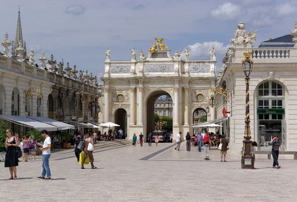Photographie r&eacute;aliste montrant un d&eacute;tail de couverture de toiture avec des travaux de zinguerie en cours&nbsp;: goutti&egrave;res, tuyaux de descente et habillages m&eacute;talliques visibles sur un b&acirc;timent r&eacute;sidentiel. Le gros plan doit mettre en &eacute;vidence la qualit&eacute; de l'installation et les mat&eacute;riaux m&eacute;talliques (zinc, cuivre) utilis&eacute;s par un couvreur-zingueur professionnel. Sc&egrave;ne en plein jour, sous bon &eacute;clairage naturel, montrant le savoir-faire technique sp&eacute;cifique &agrave; la zinguerie, distincte des images de toiture g&eacute;n&eacute;rale et de fa&ccedil;ade enti&egrave;re d&eacute;j&agrave; s&eacute;lectionn&eacute;es.
