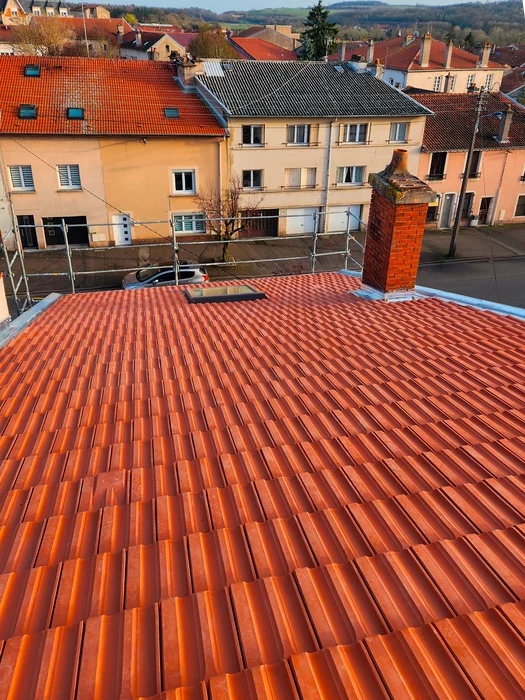 Toiture neuve en tuiles canal terre cuite rouge-orangé, vue en plongée