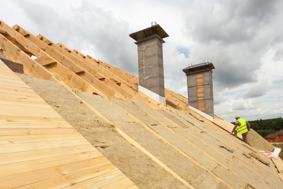 Couvreur professionnel installant des panneaux solaires sur toiture résidentielle